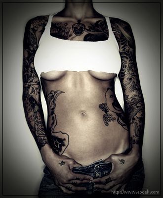 A "tattoo" szó is a polinéz "tatau" szóból származik.